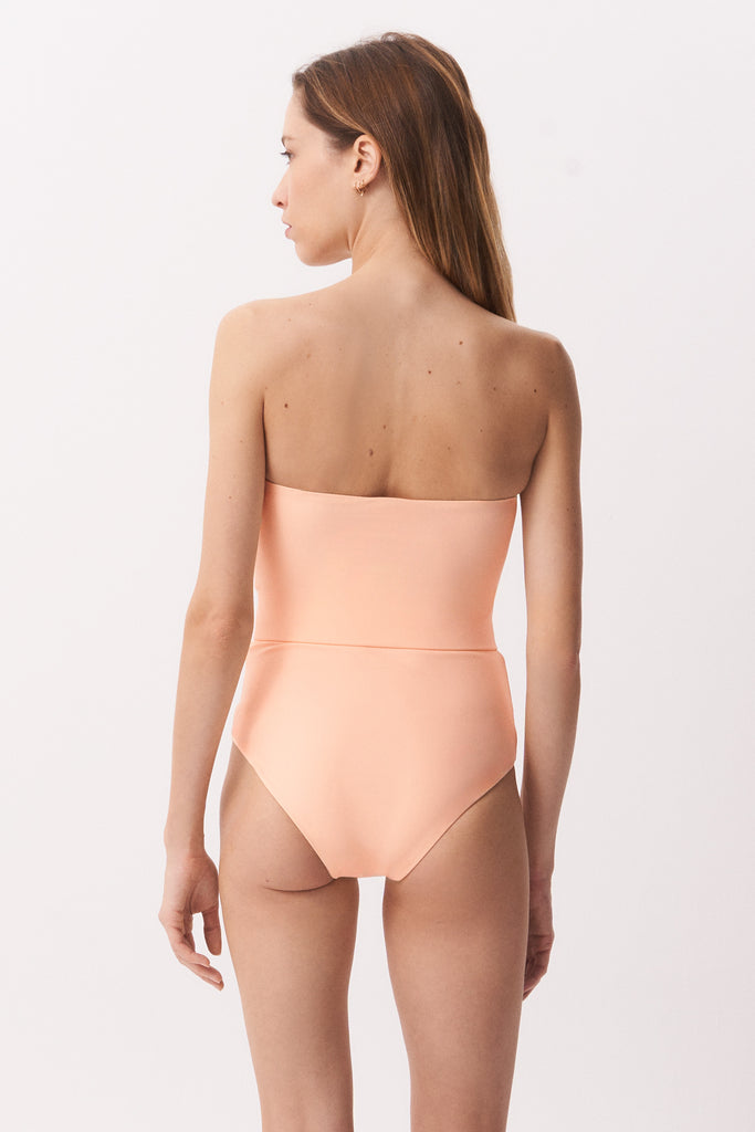 La Libellule. Maillot de bain une pièce. Maillot de bain femme Adèle de couleur saumon. Maillot de bain gainant. Maillot de bain taille haute. Décolleté en bandeau. Double usage, maillot de bain et body. Maillot de bain femme 1 pièce éco responsable.