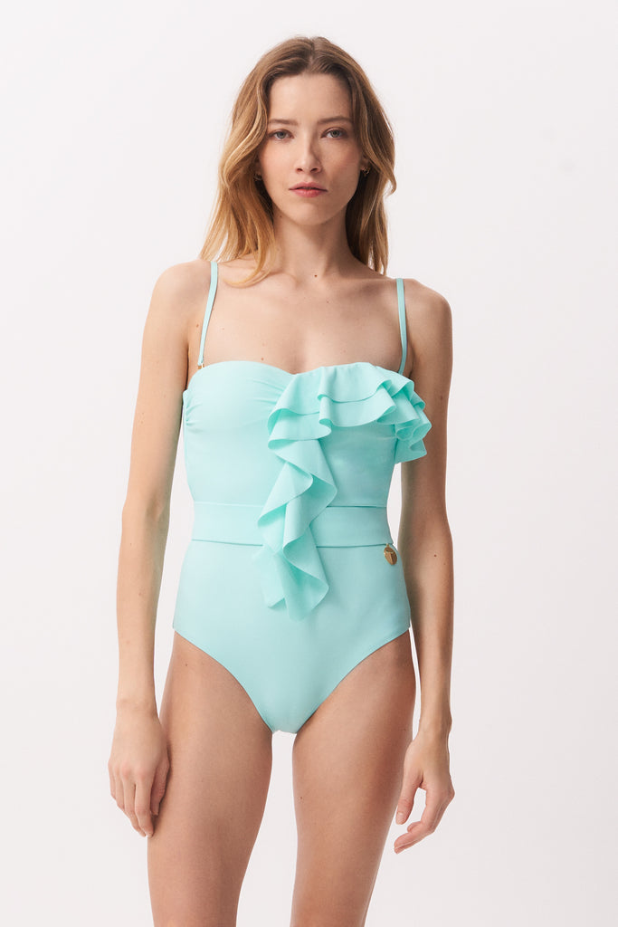 La Libellule. Maillot de bain une pièce. Maillot de bain femme Adèle de couleur turquoise. Maillot de bain gainant. Maillot de bain taille haute. Décolleté en bandeau. Double usage, maillot de bain et body.   Maillot de bain femme 1 pièce éco responsable.  Maillot de bain bijou, notre médaillon, signature de notre marque.