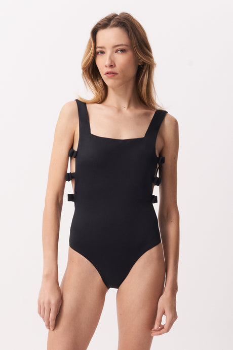 La Libellule. Maillot de bain une pièce. Maillot de bain femme Clémence de couleur noir. Maillot de bain glamour. Double usage, maillot de bain et body. Maillot de bain femme 1 pièce décolleté carré. Maillot de bain sexy. Maillot de bain femme 1 pièce éco responsable. Maillot de bain bijou, notre médaillon, signature de notre marque.