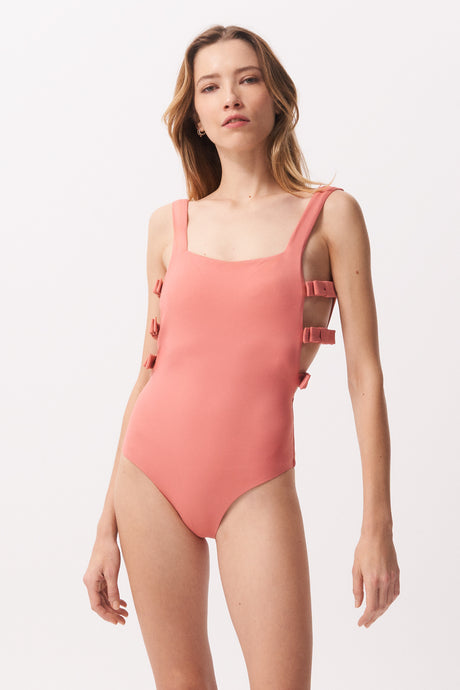 La Libellule. Maillot de bain une pièce. Maillot de bain femme Clémence de couleur terracotta. Maillot de bain glamour. Double usage, maillot de bain et body. Maillot de bain femme 1 pièce décolleté carré. Maillot de bain sexy. Maillot de bain femme 1 pièce éco responsable. Maillot de bain bijou, notre médaillon, signature de notre marque.