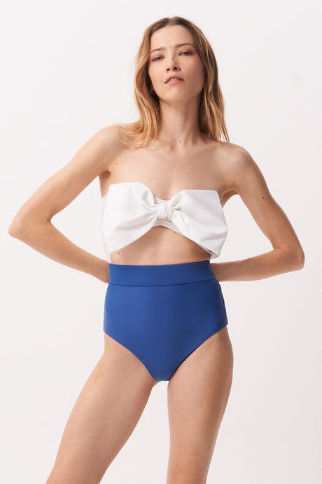 La Libellule. Maillot de bain une pièce. Maillot de bain femme Emma de couleur bleu roi et blanc. Maillot de bain gainant. Maillot de bain taille haute. Décolleté en bandeau. Double usage, maillot de bain et body.   Maillot de bain femme 1 pièce éco responsable.  Maillot de bain bijou, notre médaillon, signature de notre marque.