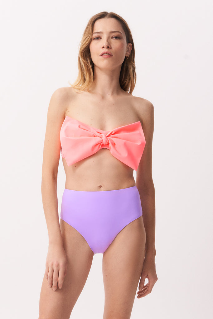 La Libellule. Maillot de bain deux pièces. Maillot de bain femme Emma Bikini de couleur rose flamant. Maillot de bain taille haute. Décolleté en bandeau. Double usage, maillot de bain et body. Maillot de bain femme éco responsable. Maillot de bain bijou, notre médaillon, signature de notre marque.