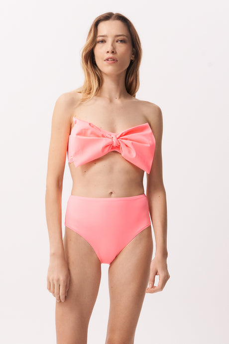 La Libellule. Maillot de bain deux pièces. Maillot de bain femme Emma Bikini de couleur Rose Flamant. Maillot de bain taille haute. Décolleté en bandeau. Double usage, maillot de bain et body. Maillot de bain femme éco responsable. Maillot de bain bijou, notre médaillon, signature de notre marque.