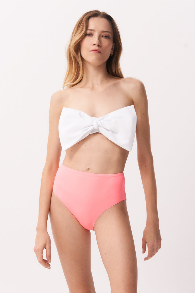 La Libellule. Maillot de bain deux pièces. Maillot de bain femme Emma Bikini de couleur blanc. Maillot de bain taille haute. Décolleté en bandeau. Double usage, maillot de bain et body. Maillot de bain femme éco responsable. Maillot de bain bijou, notre médaillon, signature de notre marque.