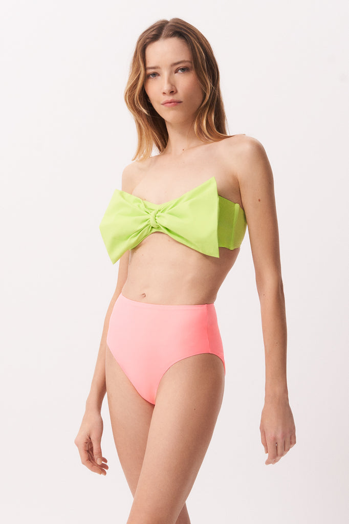 La Libellule. Maillot de bain deux pièces. Maillot de bain femme Emma Bikini de couleur Rose Flamant. Maillot de bain taille haute. Décolleté en bandeau. Double usage, maillot de bain et body. Maillot de bain femme éco responsable. Maillot de bain bijou, notre médaillon, signature de notre marque.