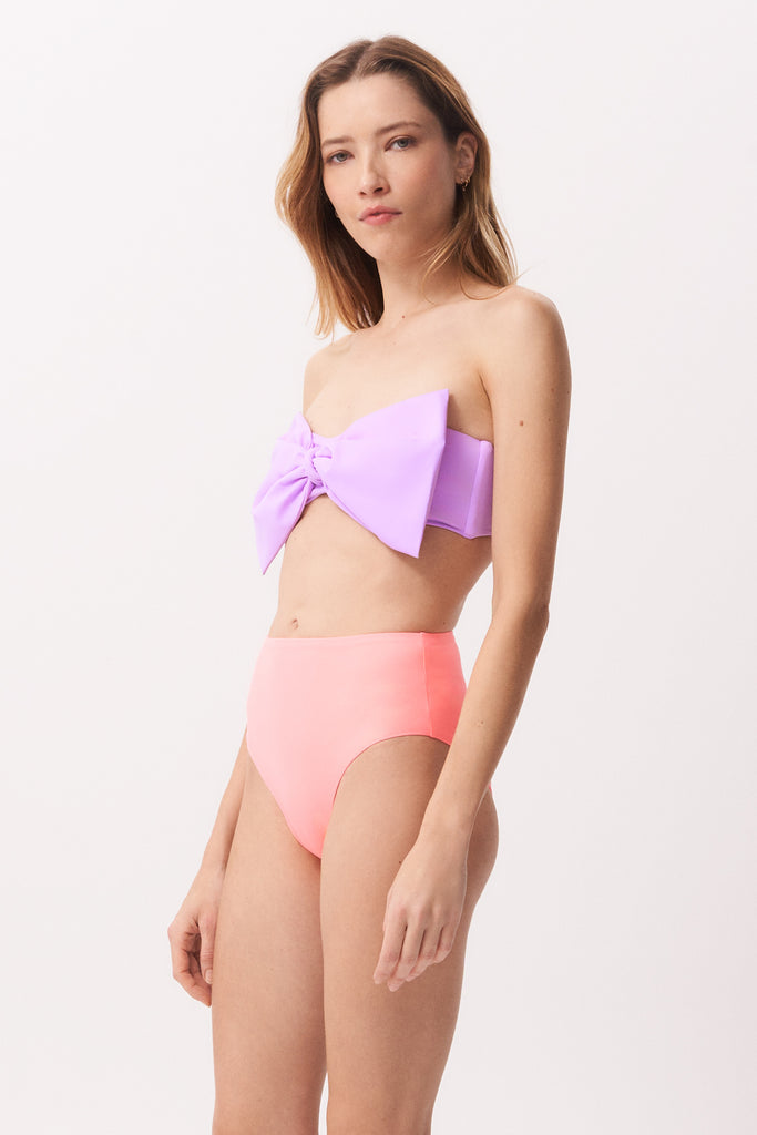 La Libellule. Maillot de bain deux pièces. Maillot de bain femme Emma Bikini de couleur Rose Flamant. Maillot de bain taille haute. Décolleté en bandeau. Double usage, maillot de bain et body. Maillot de bain femme éco responsable. Maillot de bain bijou, notre médaillon, signature de notre marque.