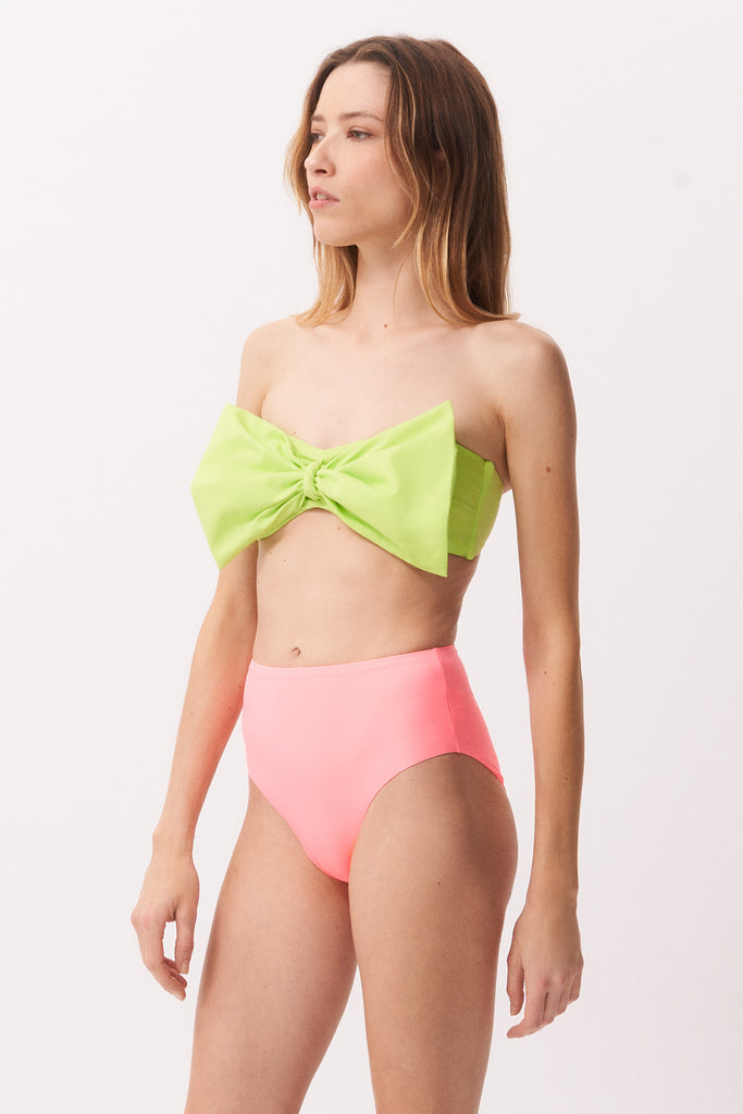La Libellule. Maillot de bain deux pièces. Maillot de bain femme Emma Bikini de couleur vert pomme. Maillot de bain taille haute. Décolleté en bandeau. Double usage, maillot de bain et body. Maillot de bain femme éco responsable. Maillot de bain bijou, notre médaillon, signature de notre marque.