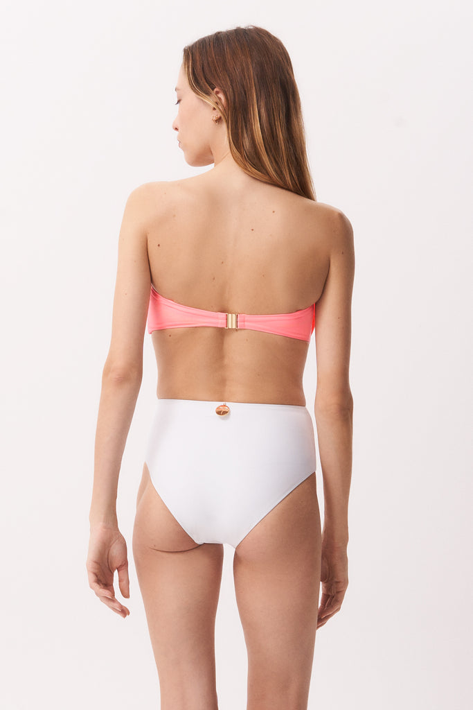 La Libellule. Maillot de bain deux pièces. Maillot de bain femme Emma Bikini de couleur rose flamant. Maillot de bain taille haute. Décolleté en bandeau. Double usage, maillot de bain et body. Maillot de bain femme éco responsable. Maillot de bain bijou, notre médaillon, signature de notre marque.