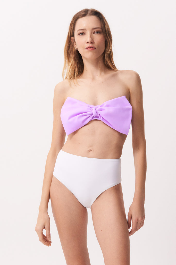 La Libellule. Maillot de bain deux pièces. Maillot de bain femme Emma Bikini de couleur blanc. Maillot de bain taille haute. Décolleté en bandeau. Double usage, maillot de bain et body. Maillot de bain femme éco responsable. Maillot de bain bijou, notre médaillon, signature de notre marque.