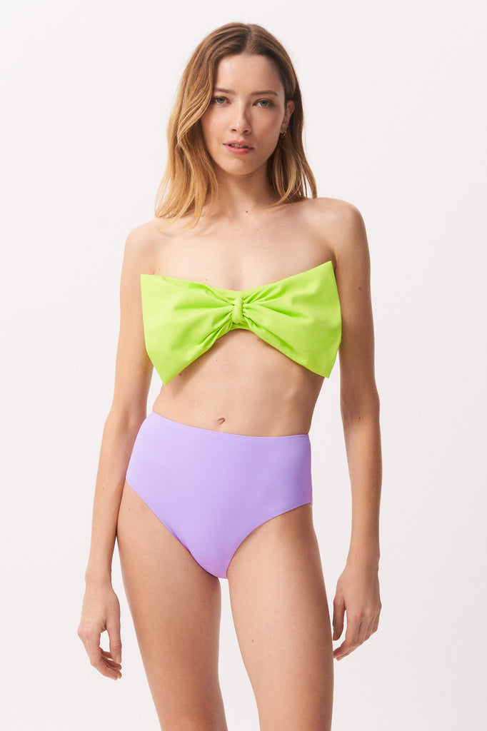 La Libellule. Maillot de bain deux pièces. Maillot de bain femme Emma Bikini de couleur vert pomme. Maillot de bain taille haute. Décolleté en bandeau. Double usage, maillot de bain et body. Maillot de bain femme éco responsable. Maillot de bain bijou, notre médaillon, signature de notre marque.