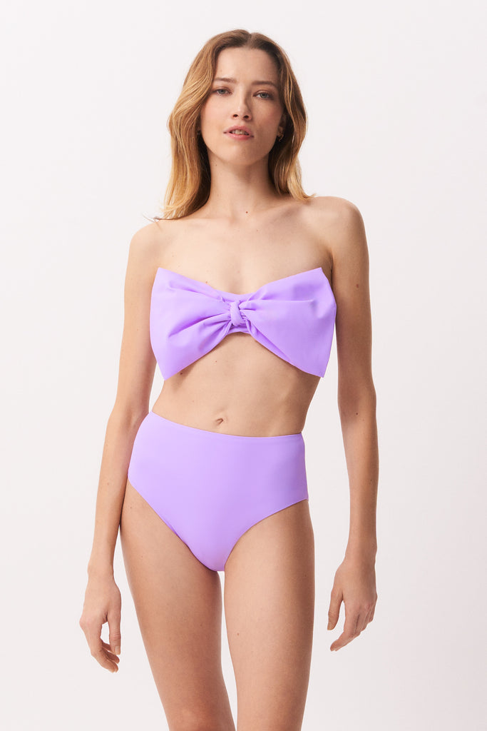 La Libellule. Maillot de bain deux pièces. Maillot de bain femme Emma Bikini de couleur lila. Maillot de bain taille haute. Décolleté en bandeau. Double usage, maillot de bain et body. Maillot de bain femme éco responsable. Maillot de bain bijou, notre médaillon, signature de notre marque.