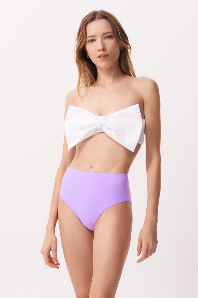 La Libellule. Maillot de bain deux pièces. Maillot de bain femme Emma Bikini de couleur lila. Maillot de bain taille haute. Décolleté en bandeau. Double usage, maillot de bain et body. Maillot de bain femme éco responsable. Maillot de bain bijou, notre médaillon, signature de notre marque.