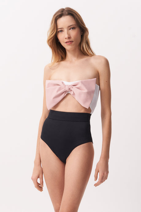 La Libellule. Maillot de bain une pièce. Maillot de bain femme Emma de couleur Blanc, noir et  rose pâle. Maillot de bain glamour. Maillot de bain taille haute. Décolleté en bandeau. Double usage, maillot de bain et body. Maillot de bain femme 1 pièce éco responsable. Maillot de bain bijou, notre médaillon, signature de notre marque.