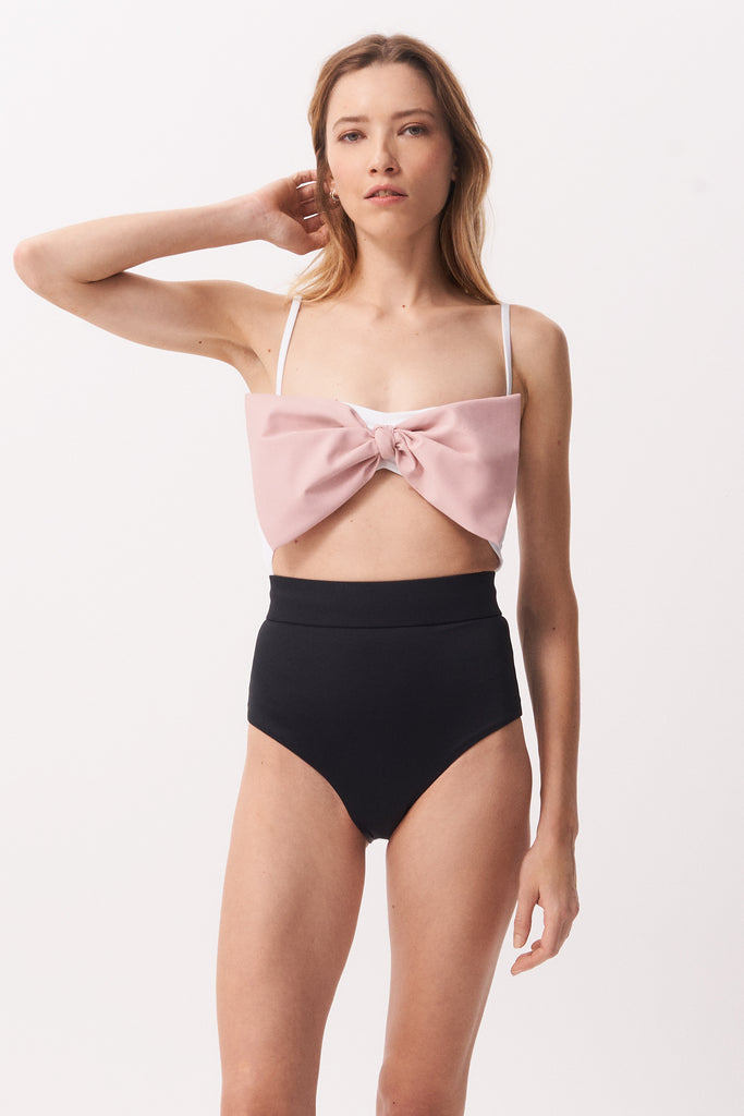 La Libellule. Maillot de bain une pièce. Maillot de bain femme Emma de couleur Blanc, noir et  rose pâle. Maillot de bain glamour. Maillot de bain taille haute. Décolleté en bandeau. Double usage, maillot de bain et body. Maillot de bain femme 1 pièce éco responsable. Maillot de bain bijou, notre médaillon, signature de notre marque.