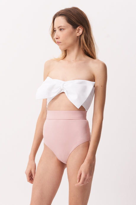 La Libellule. Maillot de bain une pièce. Maillot de bain femme Emma de couleur vieux rose et blanc. Maillot de bain gainant. Maillot de bain taille haute. Décolleté en bandeau. Double usage, maillot de bain et body. Maillot de bain femme 1 pièce éco responsable. Maillot de bain bijou, notre médaillon, signature de notre marque.