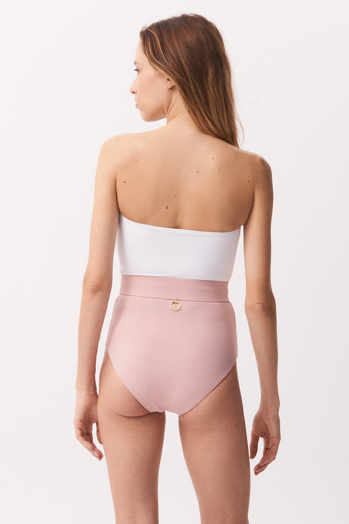 La Libellule. Maillot de bain une pièce. Maillot de bain femme Emma de couleur vieux rose et blanc. Maillot de bain gainant. Maillot de bain taille haute. Décolleté en bandeau. Double usage, maillot de bain et body. Maillot de bain femme 1 pièce éco responsable. Maillot de bain bijou, notre médaillon, signature de notre marque.