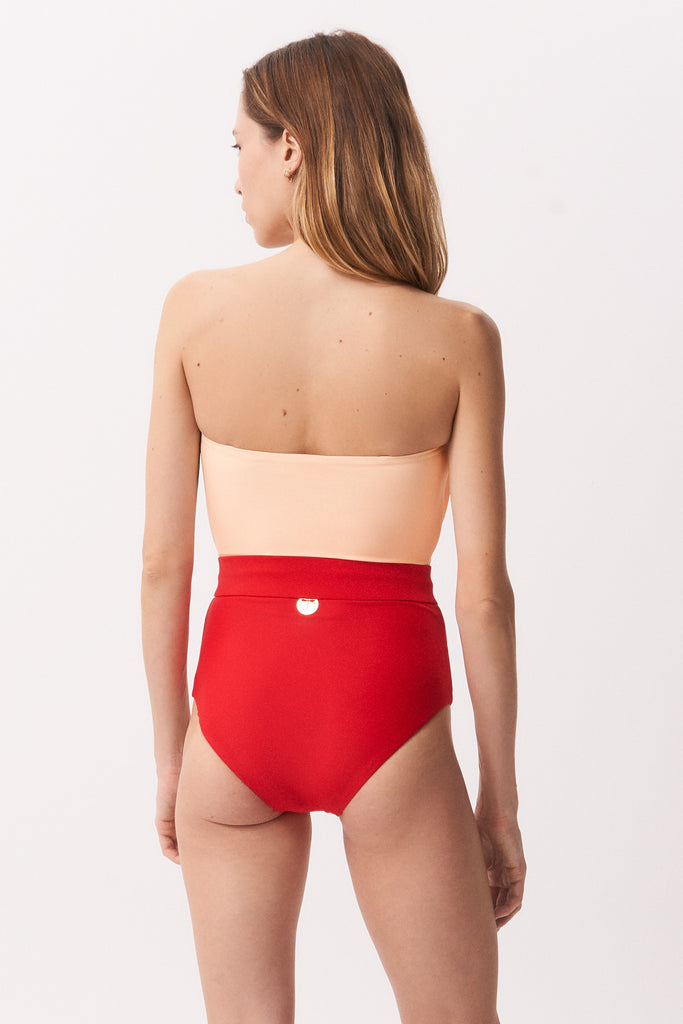 La Libellule. Maillot de bain une pièce. Maillot de bain femme Emma de couleur saumon et rouge. Maillot de bain gainant. Maillot de bain taille haute. Décolleté en bandeau. Double usage, maillot de bain et body.   Maillot de bain femme 1 pièce éco responsable.  Maillot de bain bijou, notre médaillon, signature de notre marque.