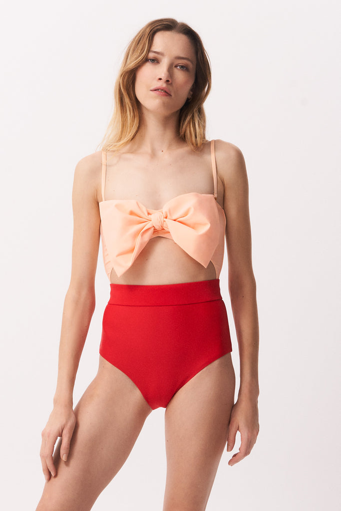 La Libellule. Maillot de bain une pièce. Maillot de bain femme Emma de couleur saumon et rouge. Maillot de bain gainant. Maillot de bain taille haute. Décolleté en bandeau. Double usage, maillot de bain et body.   Maillot de bain femme 1 pièce éco responsable.  Maillot de bain bijou, notre médaillon, signature de notre marque.