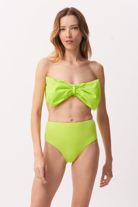 La Libellule. Maillot de bain deux pièces. Maillot de bain femme Emma Bikini de couleur vert pomme. Maillot de bain taille haute. Décolleté en bandeau. Double usage, maillot de bain et body. Maillot de bain femme éco responsable. Maillot de bain bijou, notre médaillon, signature de notre marque.