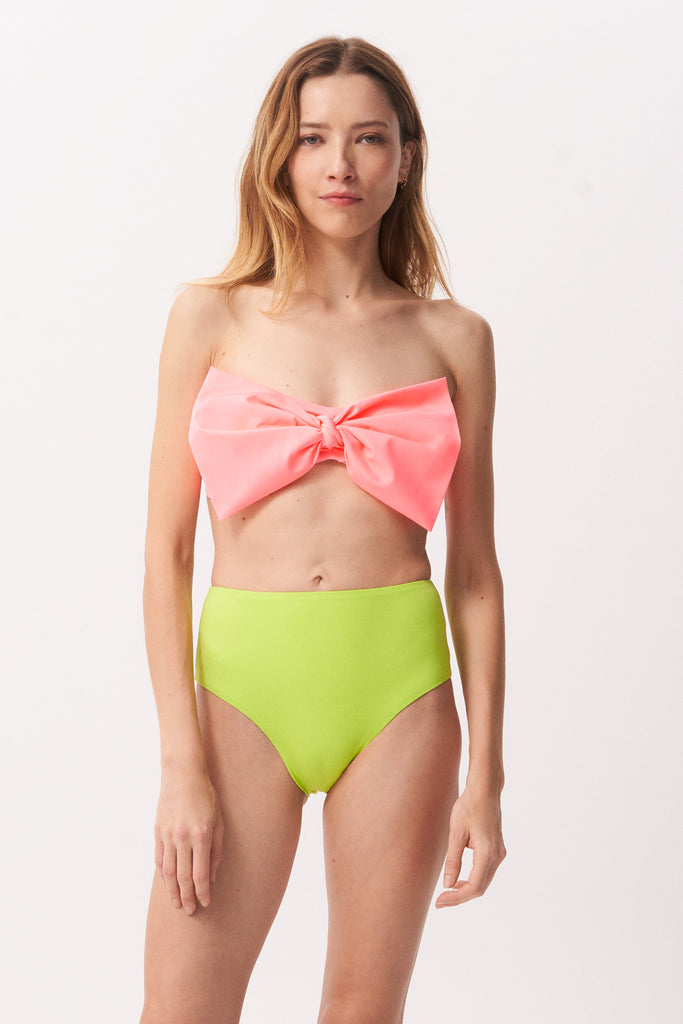 La Libellule. Maillot de bain deux pièces. Maillot de bain femme Emma Bikini de couleur rose flamant. Maillot de bain taille haute. Décolleté en bandeau. Double usage, maillot de bain et body. Maillot de bain femme éco responsable. Maillot de bain bijou, notre médaillon, signature de notre marque.