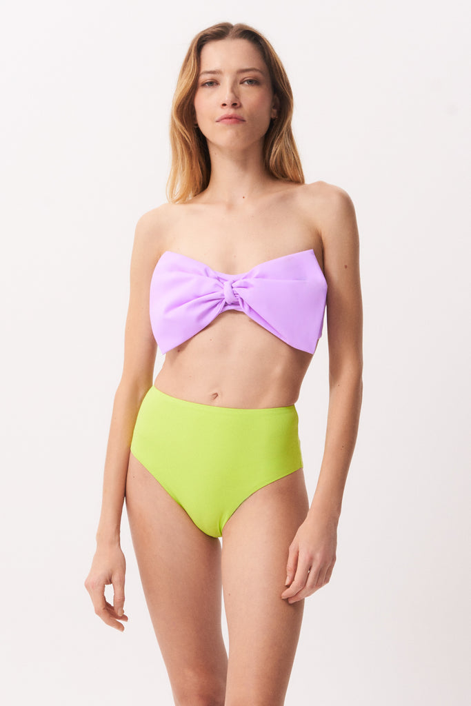 La Libellule. Maillot de bain deux pièces. Maillot de bain femme Emma Bikini de couleur Vert. Maillot de bain taille haute. Décolleté en bandeau. Double usage, maillot de bain et body. Maillot de bain femme éco responsable. Maillot de bain bijou, notre médaillon, signature de notre marque.