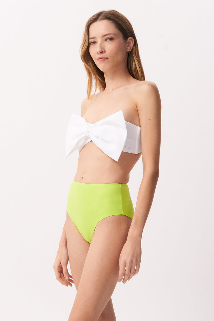 La Libellule. Maillot de bain deux pièces. Maillot de bain femme Emma Bikini de couleur blanc. Maillot de bain taille haute. Décolleté en bandeau. Double usage, maillot de bain et body. Maillot de bain femme éco responsable. Maillot de bain bijou, notre médaillon, signature de notre marque.