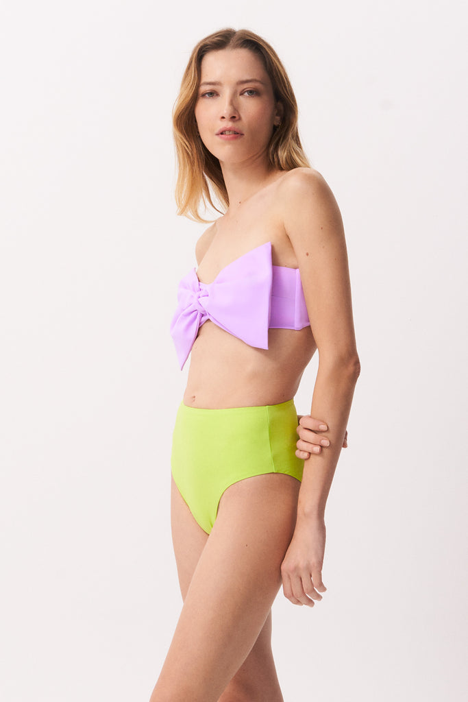 La Libellule. Maillot de bain deux pièces. Maillot de bain femme Emma Bikini de couleur lila. Maillot de bain taille haute. Décolleté en bandeau. Double usage, maillot de bain et body. Maillot de bain femme éco responsable. Maillot de bain bijou, notre médaillon, signature de notre marque.