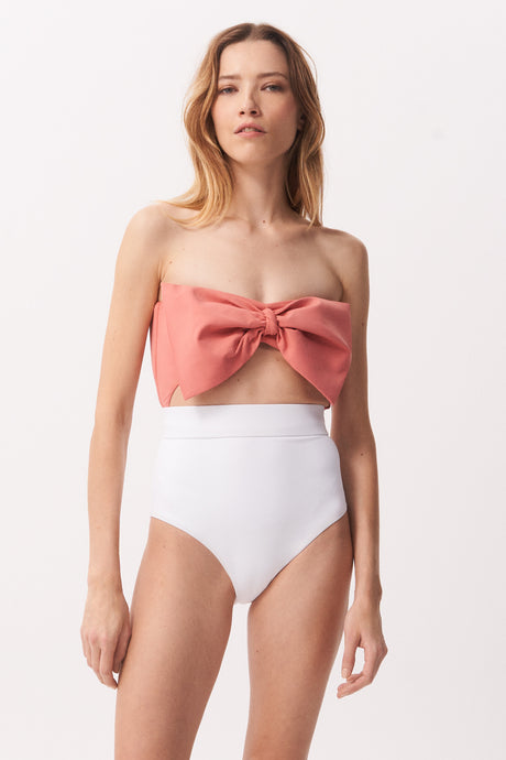 La Libellule. Maillot de bain une pièce. Maillot de bain femme Emma de couleur terracotta et blanc. Maillot de bain glamour. Maillot de bain taille haute. Décolleté en bandeau. Double usage, maillot de bain et body. Maillot de bain femme 1 pièce éco responsable. Maillot de bain bijou, notre médaillon, signature de notre marque.