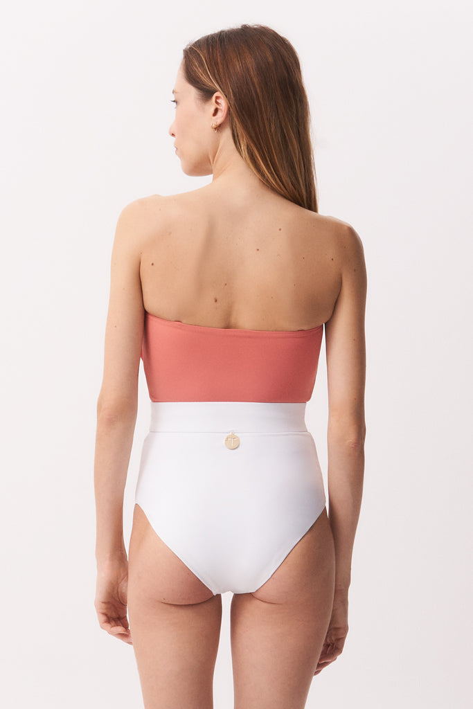 La Libellule. Maillot de bain une pièce. Maillot de bain femme Emma de couleur terracotta et blanc. Maillot de bain glamour. Maillot de bain taille haute. Décolleté en bandeau. Double usage, maillot de bain et body. Maillot de bain femme 1 pièce éco responsable. Maillot de bain bijou, notre médaillon, signature de notre marque.