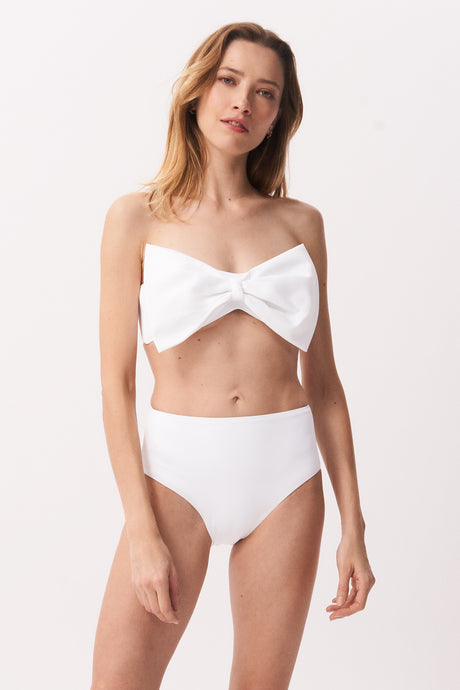 La Libellule. Maillot de bain deux pièces. Maillot de bain femme Emma Bikini de couleur blanc. Maillot de bain taille haute. Décolleté en bandeau. Double usage, maillot de bain et body. Maillot de bain femme éco responsable. Maillot de bain bijou, notre médaillon, signature de notre marque.