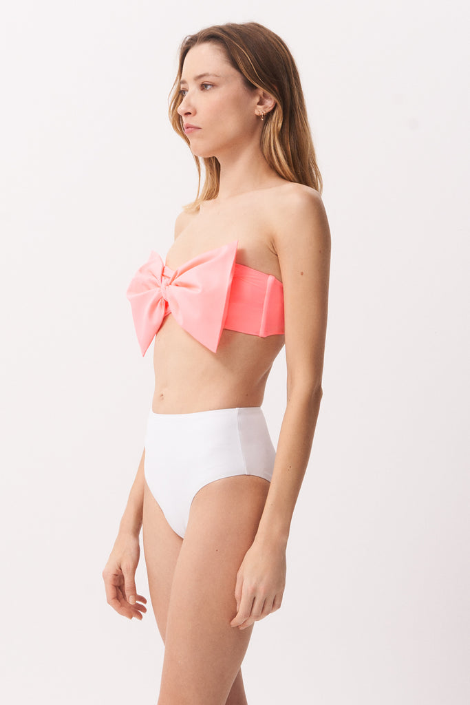 La Libellule. Maillot de bain deux pièces. Maillot de bain femme Emma Bikini de couleur blanc. Maillot de bain taille haute. Décolleté en bandeau. Double usage, maillot de bain et body. Maillot de bain femme éco responsable. Maillot de bain bijou, notre médaillon, signature de notre marque.