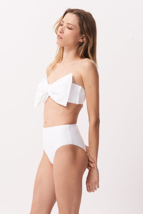La Libellule. Maillot de bain deux pièces. Maillot de bain femme Emma Bikini de couleur blanc. Maillot de bain taille haute. Décolleté en bandeau. Double usage, maillot de bain et body. Maillot de bain femme éco responsable. Maillot de bain bijou, notre médaillon, signature de notre marque.