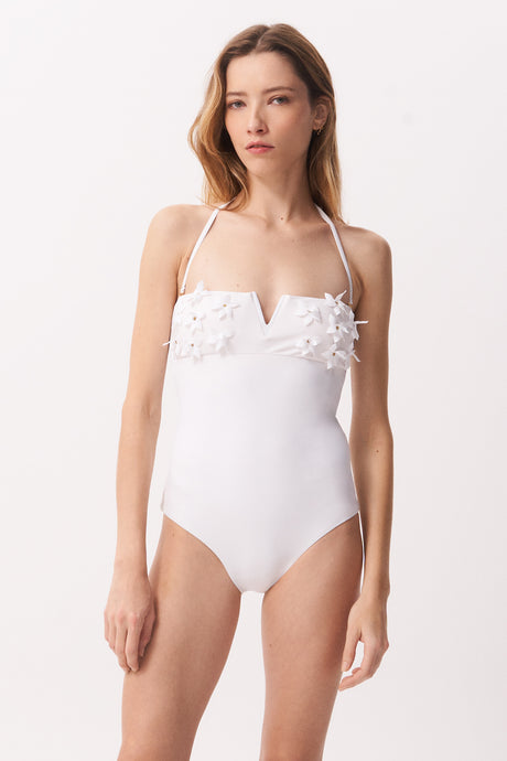 La Libellule. Maillot de bain une pièce. Maillot de bain femme Karla de couleur blanc. Maillot de bain gainant. Décolleté en bandeau. Double usage, maillot de bain et body. Maillot de bain femme 1 pièce éco responsable. Maillot de bain bijou, notre médaillon, signature de notre marque.