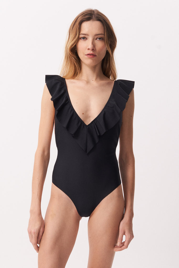 La Libellule. Maillot de bain une pièce. Maillot de bain femme Olivia de couleur noir. Maillot de bain gainant. Double usage, maillot de bain et body. Maillot de bain femme 1 pièce décolleté plongeant. Maillot de bain sexy. Maillot de bain femme 1 pièce éco responsable.  Maillot de bain bijou, notre médaillon, signature de notre marque.