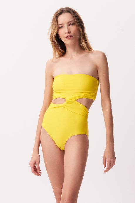 La Libellule. Maillot de bain une pièce. Maillot de bain femme Rose de couleur jaune. Maillot de bain gainant. Maillot de bain taille haute. Décolleté en bandeau. Double usage, maillot de bain et body.   Maillot de bain femme 1 pièce éco responsable.  Maillot de bain bijou, notre médaillon, signature de notre marque.