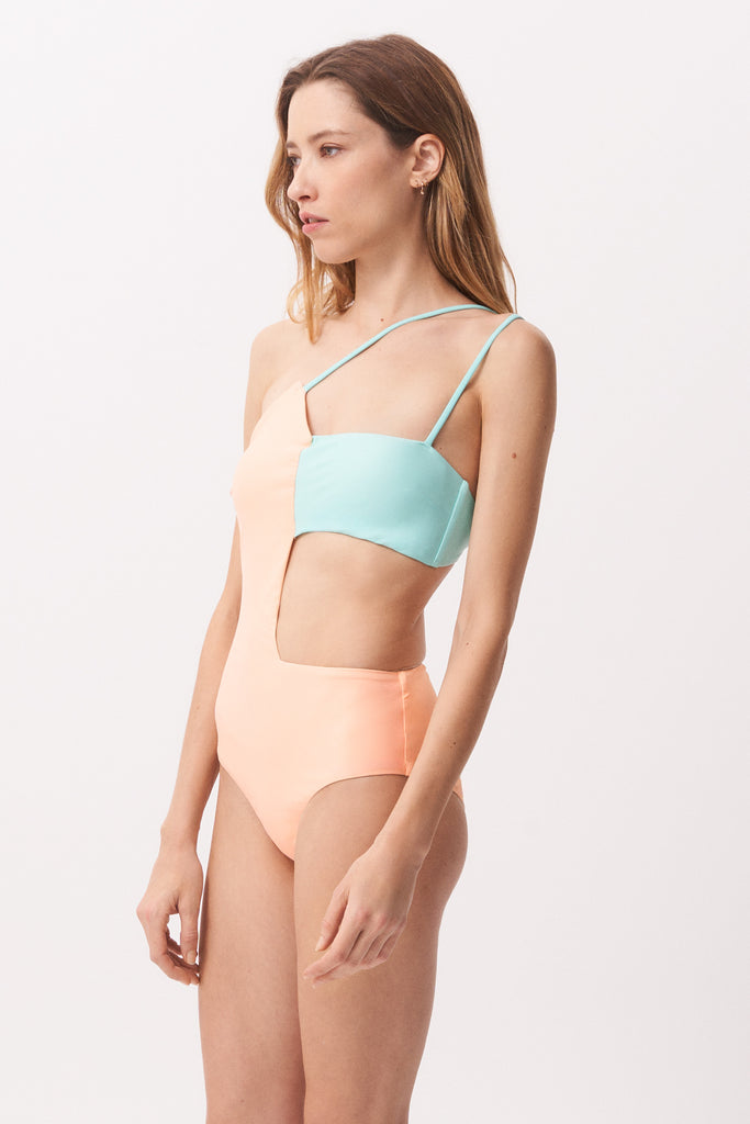 La Libellule. Maillot de bain une pièce. Maillot de bain femme Valentine de couleur saumon et turquoise. Maillot de bain taille haute. Décolleté en bandeau. Double usage, maillot de bain et body.   Maillot de bain femme 1 pièce éco responsable.  Maillot de bain bijou, notre médaillon, signature de notre marque.