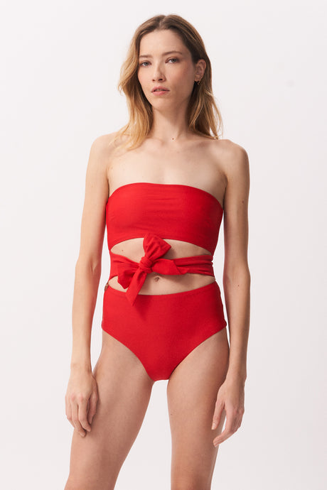 La Libellule. Maillot de bain une pièce. Maillot de bain femme Victoria de couleur rouge. Maillot de bain taille haute. Décolleté en bandeau. Maillot de bain gainant. Double usage, maillot de bain et body.   Maillot de bain femme 1 pièce éco responsable.  Maillot de bain bijou, notre médaillon, signature de notre marque.