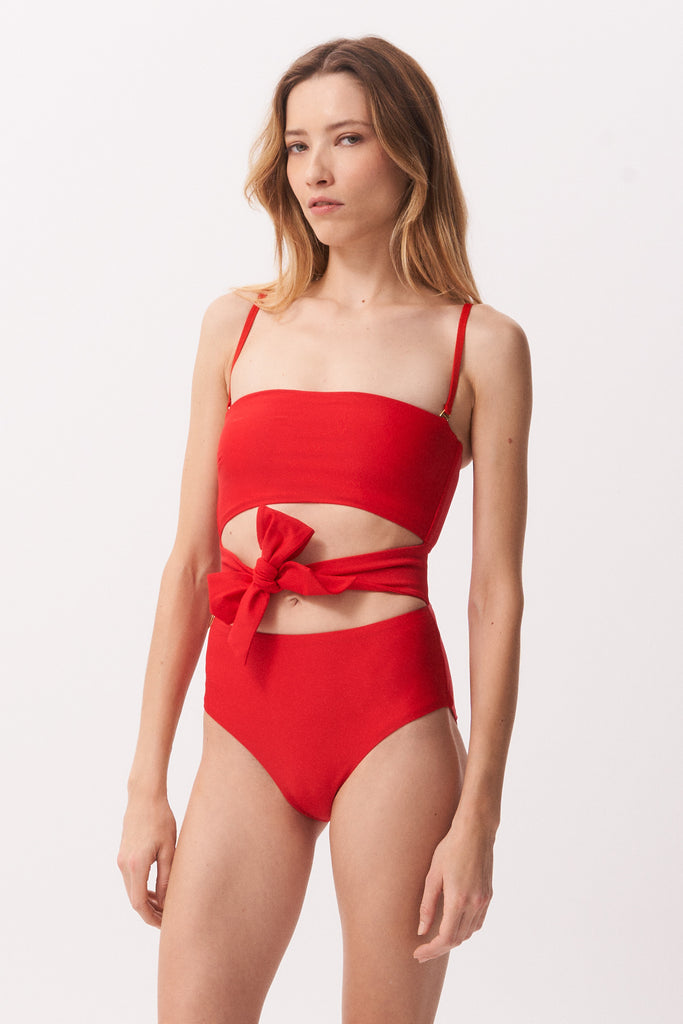 La Libellule. Maillot de bain une pièce. Maillot de bain femme Victoria de couleur rouge. Maillot de bain taille haute. Décolleté en bandeau. Maillot de bain gainant. Double usage, maillot de bain et body.   Maillot de bain femme 1 pièce éco responsable.  Maillot de bain bijou, notre médaillon, signature de notre marque.